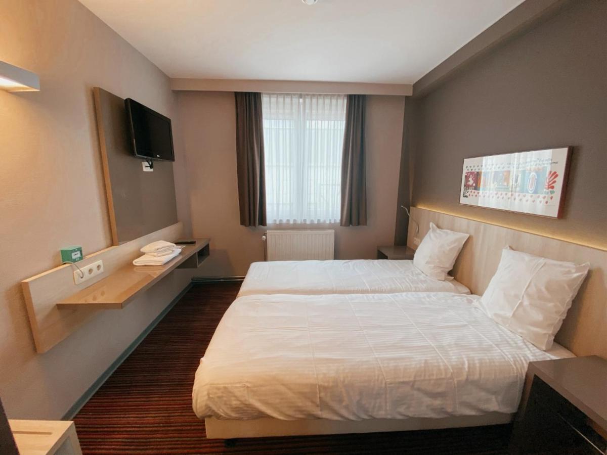 Hotel Les100Ciels Saint-Hubert Bagian luar foto